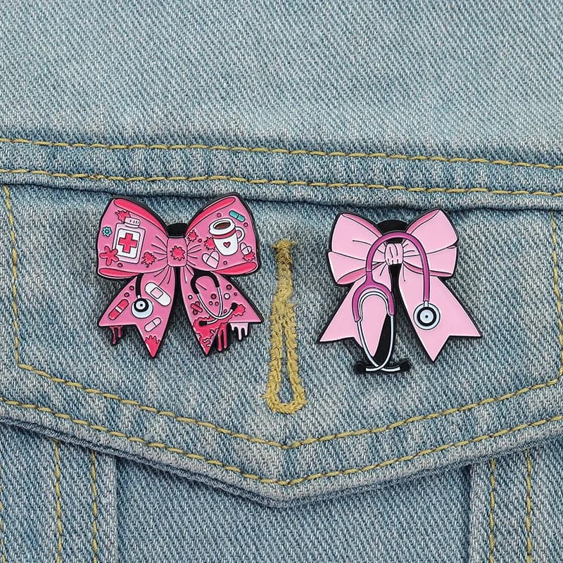 Spille in smalto con fiocco rosa, stetoscopio, strumenti medici, guanti chirurgici, cerotti, spille per risvolto, distintivi per abiti, gioielli, regalo