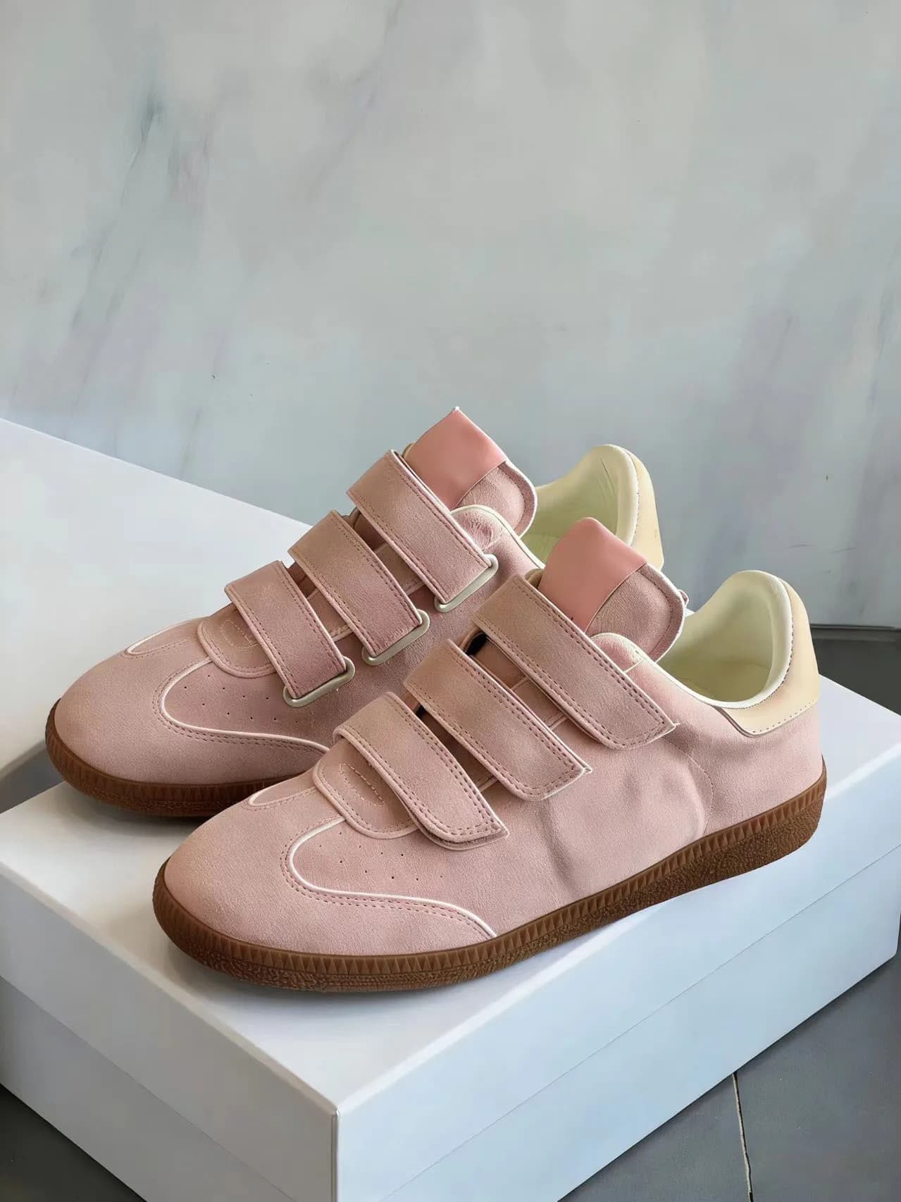 Sneakers da Donna in Pelle Scamosciata con Tripla Chiusura a Velcro