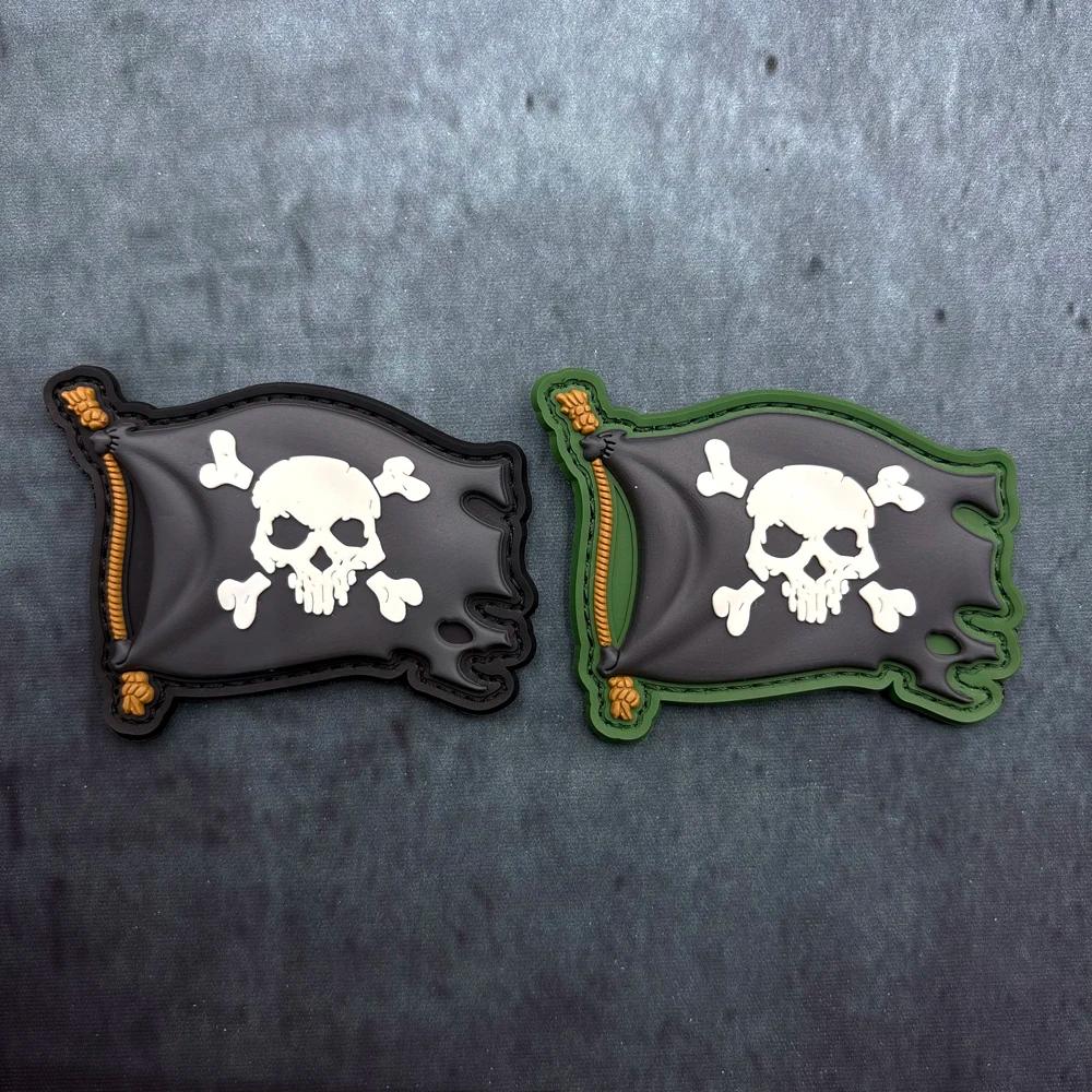 Una bandiera del cranio Patch in PVC Gilet tattico/Badge adesivo Patch in PVC, con effetto bagliore nel buio, Toppa morale con supporto a gancio e anello Adesivo per zaino Toppa per abbigliamento in gomma morbida