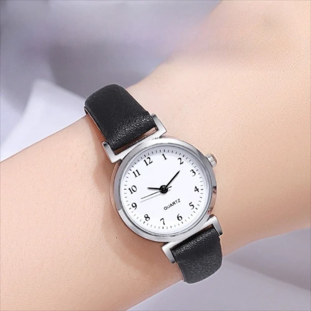 Nuovo orologio al quarzo con quadrante rotondo Orologio da donna con cinturino in pelle PU in acciaio inossidabile Orologio da polso da donna semplice color caramello Regali
