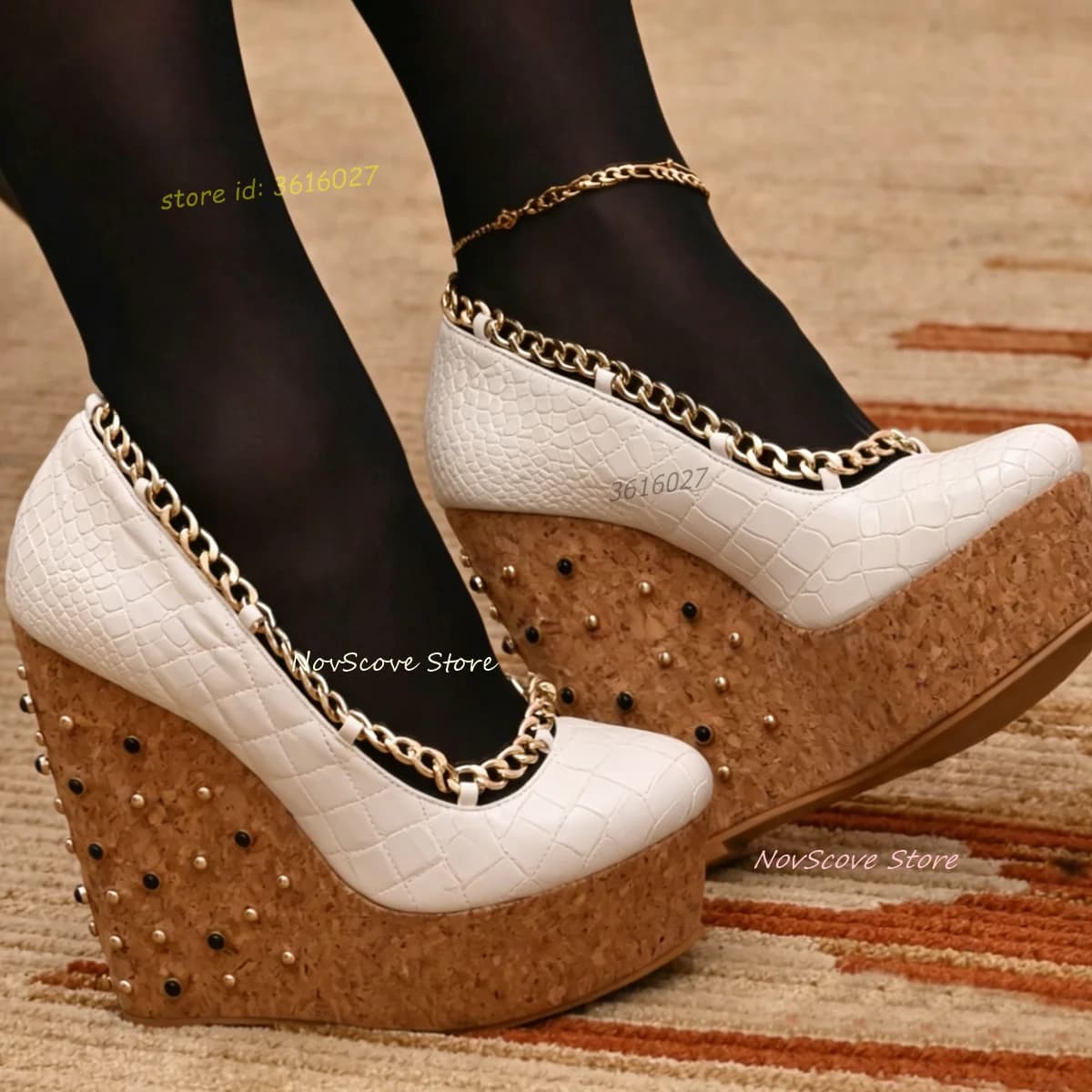 Sandali con zeppa in finta pelle effetto legno, plateau, punta tonda, motivo pelle di serpente, borchie, decorazioni con catene in metallo, slip-on