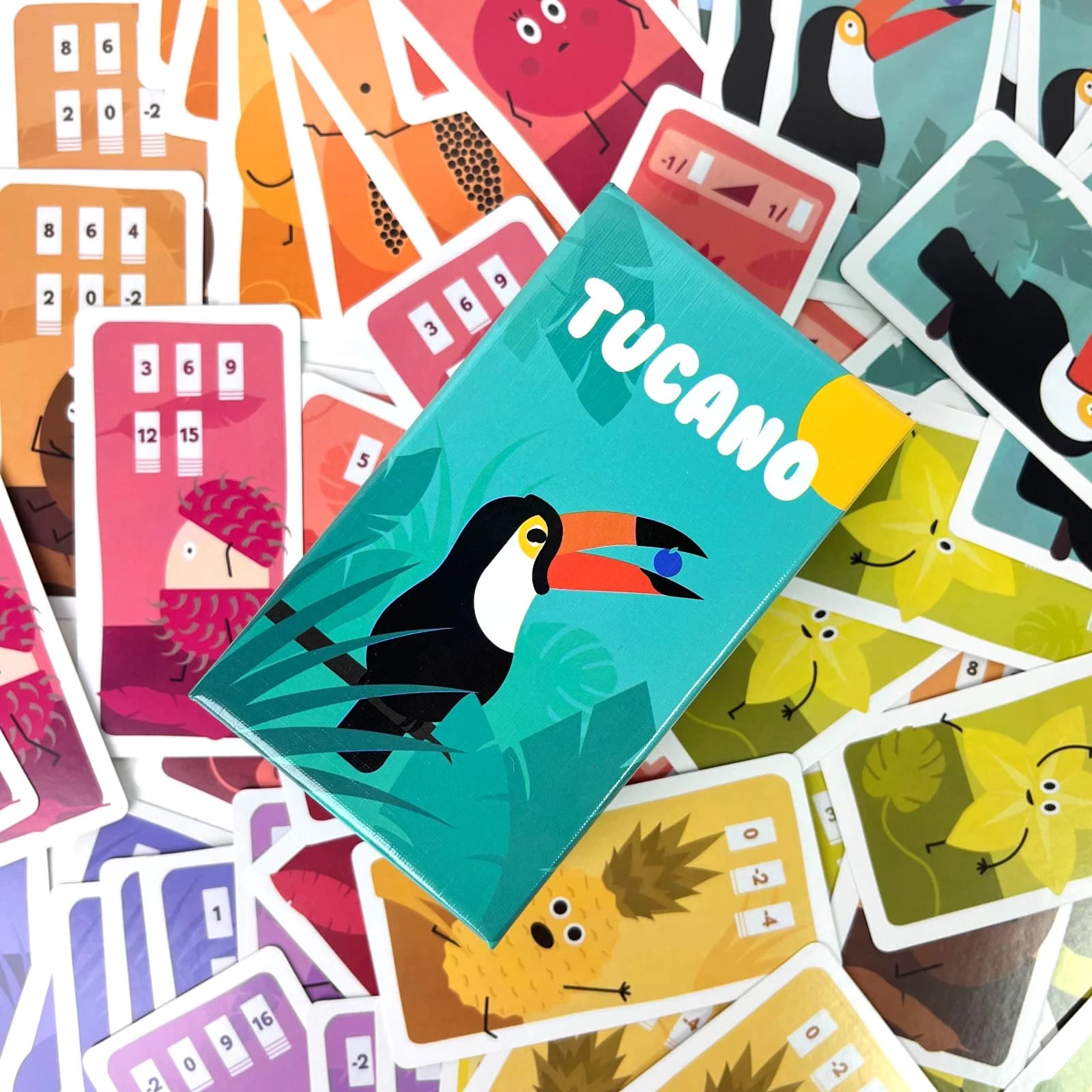 TUCANO Gioco di strategia con carte per feste in famiglia e viaggi, gioco da tavolo portatile in scatola piccola