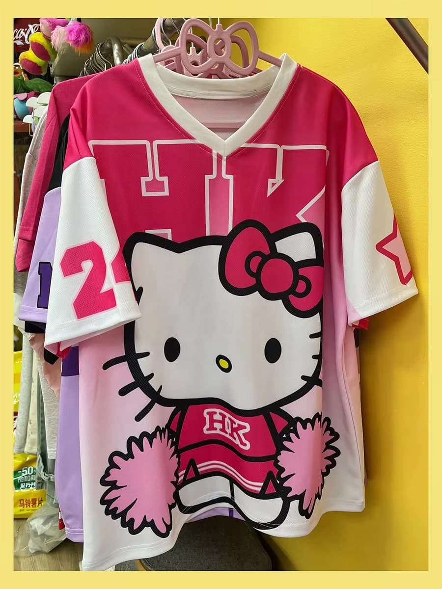 2025 Nuovo Sanrio HelloKitty Sportswear da donna con scollo a V allentato casual leggero traspirante moda manica corta T-shirt