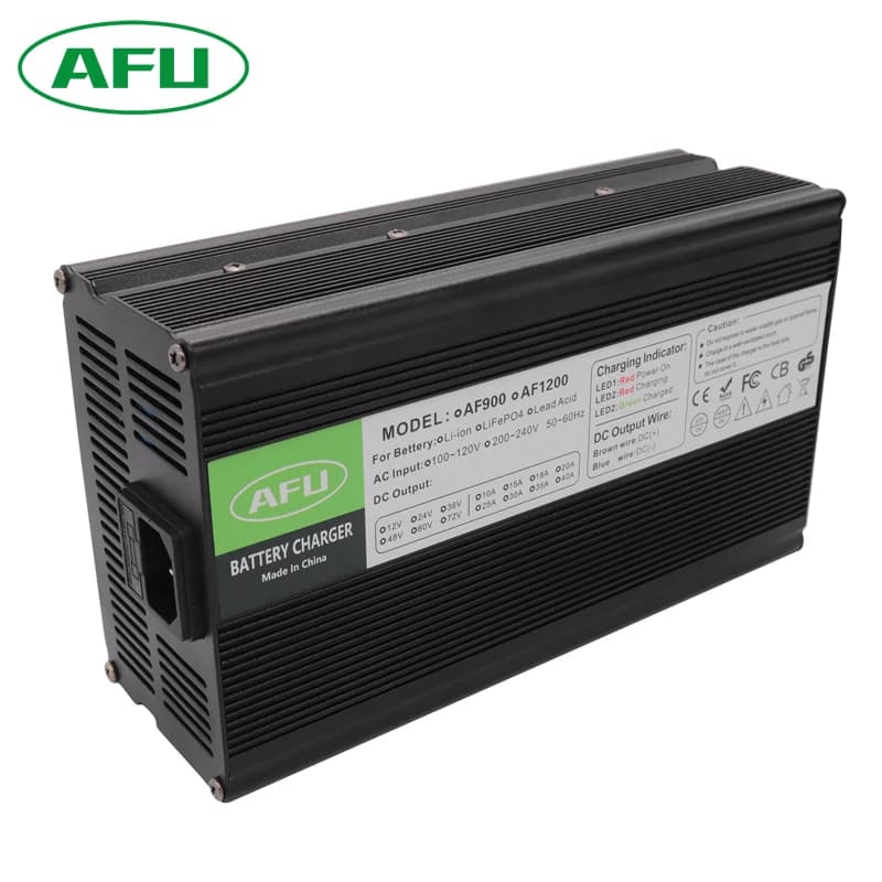 Caricabatterie LiFePO4 da 54,75 V 15 A Caricabatterie 15S 48 V con ventola di raffreddamento Guscio in alluminio Ricarica rapida