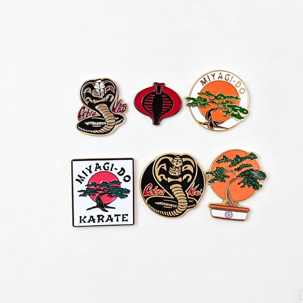 1/6 pezzi Spilla decorativa in metallo smaltato a forma di Cobra Karate per giacca e jeans