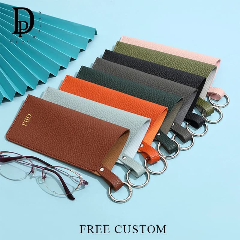 Borsa per occhiali portatile dal design di lusso Borse per occhiali da sole alla moda in pelle PU con nome personalizzato con portachiavi Custodia per occhiali personalizzata da viaggio