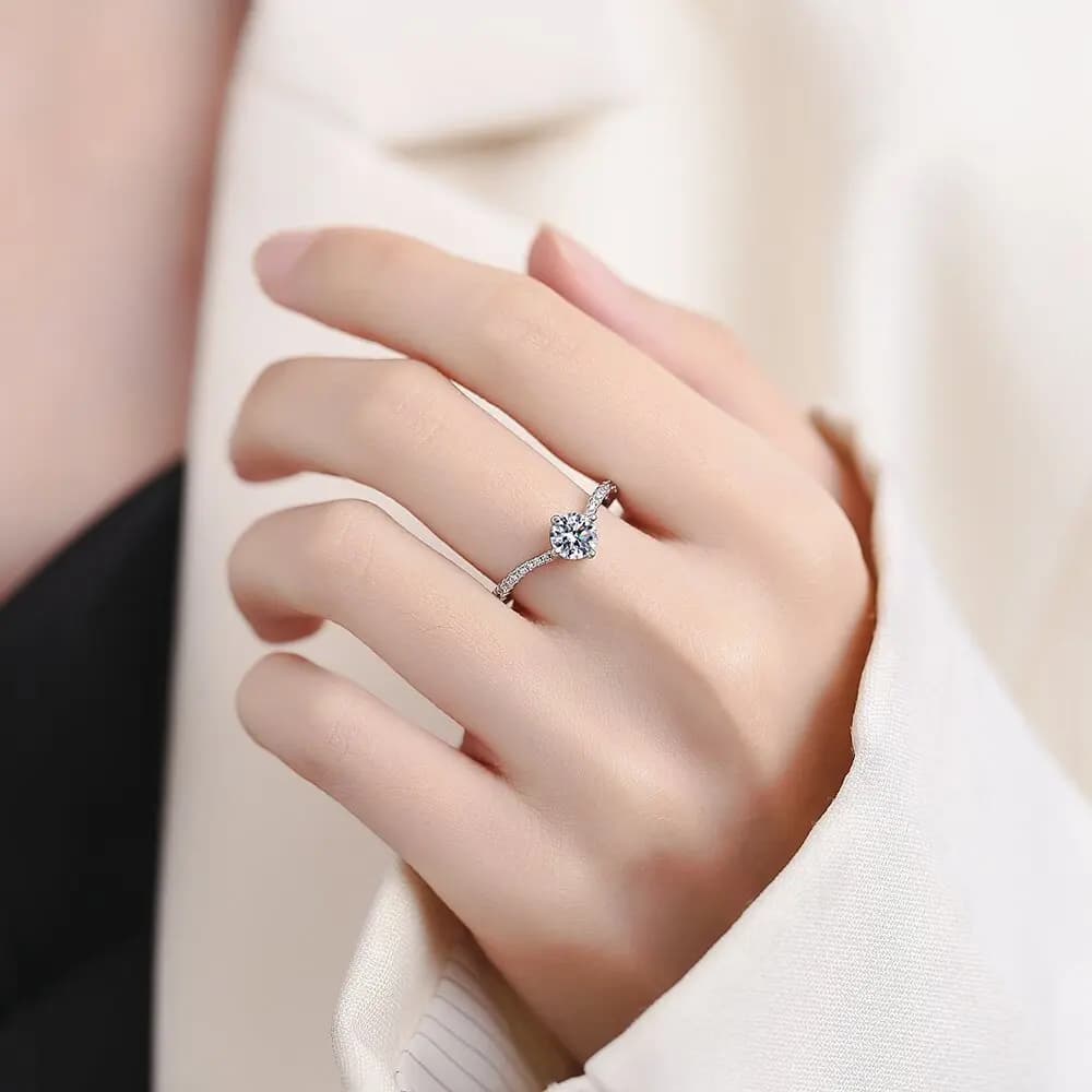 Anello in Argento Sterling 925 di Lusso Leggero con Zirconi a Forma di V, Regalo per Compleanno e Anniversario