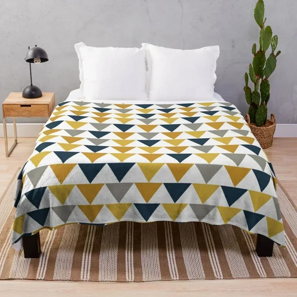 Coperta con motivo geometrico a frecce: giallo senape chiaro, giallo senape scuro, blu scuro, grigio e bianco