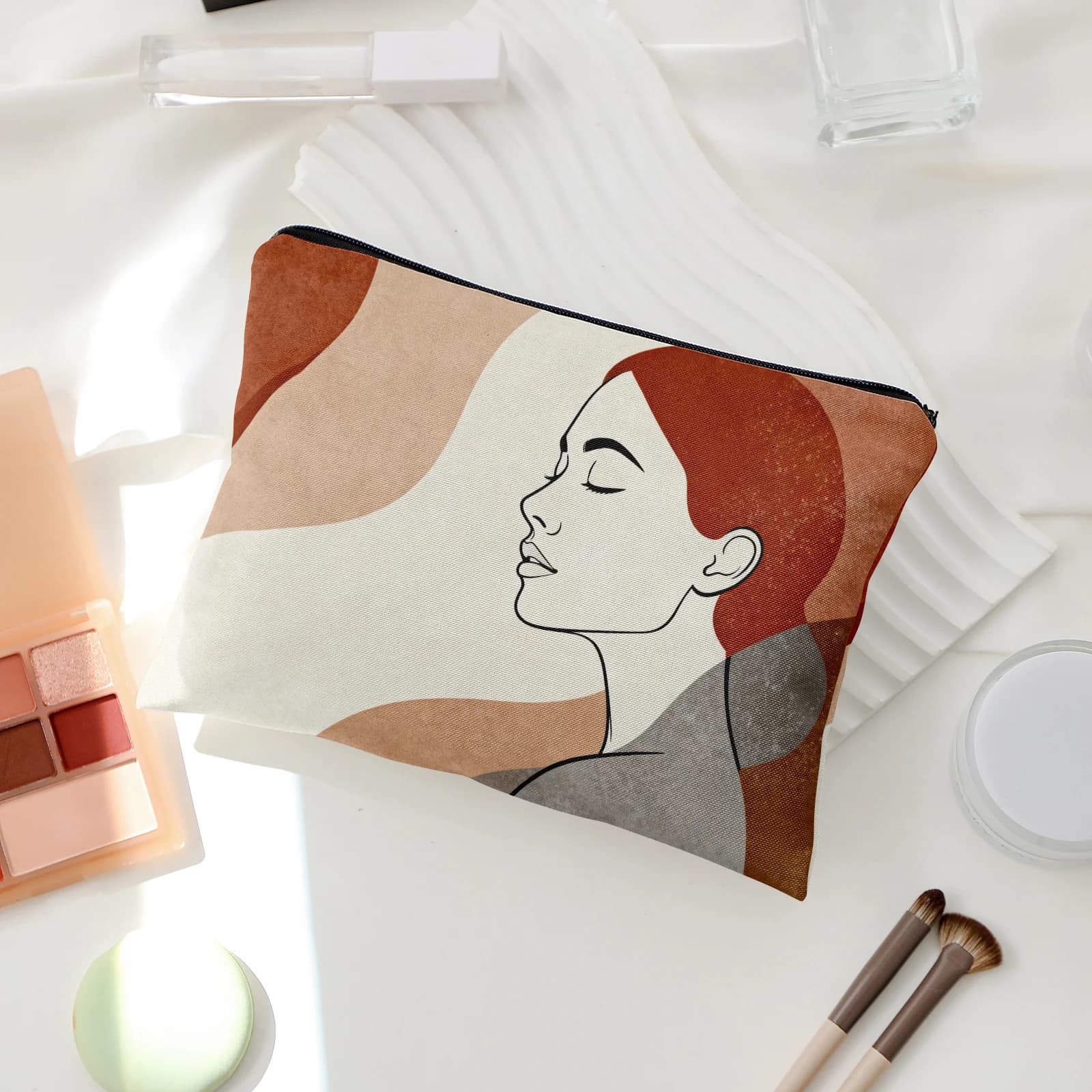 Borsa portaoggetti "Serene Profile" con illustrazione artistica di un profilo femminile, pochette per il trucco, borsa da viaggio per articoli da toeletta, organizer multiuso