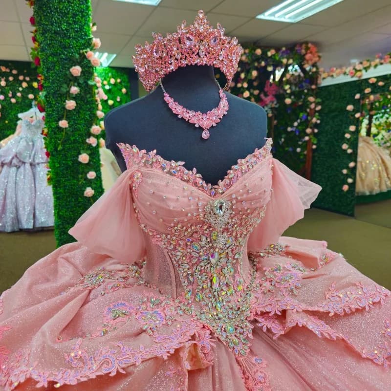 Abito Quinceanera rosa lucido con spalle scoperte Decalcomania glitter in cristallo di pizzo Coda lunga abiti da 15 Quinceanera Personalizza