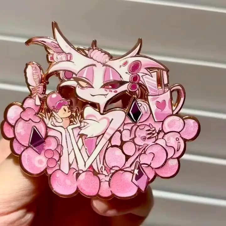 Spilla in metallo Hazbin Hotel Angel per zaino, accessori per abbigliamento, badge da collezione anime, decorazione per cappello, simpatico
