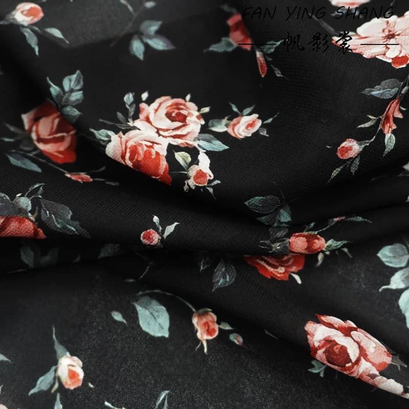 Nuovo Tessuto in Chiffon Morbido Nero con Motivo a Rose per Abiti 2026 - Materiale per Cucito e Alta Moda