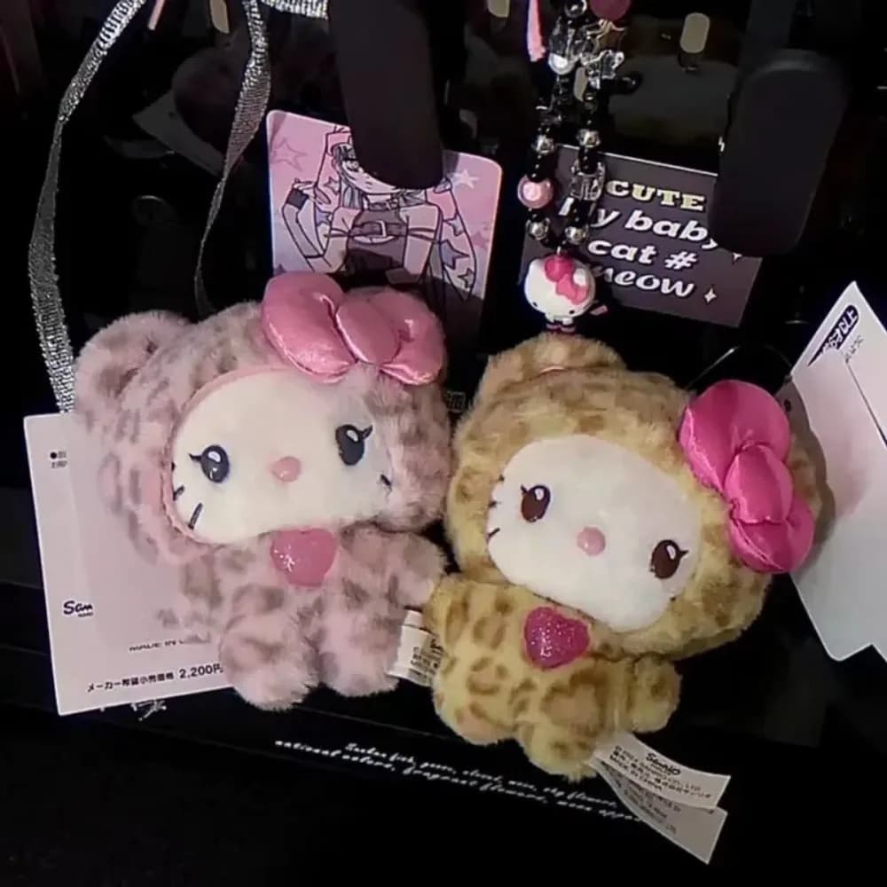@Sanrio Hello Kitty Serie Orsetti di Peluche con Stampa Leopardata, Portachiavi a Forma di Orsetto, Ciondolo per Zaino, Giocattolo in Peluche, Regalo
