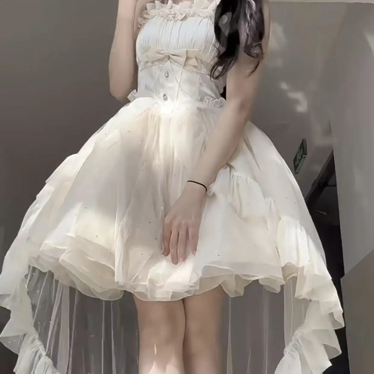 Estate nuovo stile francese vita super fata cinching e dimagrante, vestito da trascinamento sottile e lucido, gonna corta, moda donna