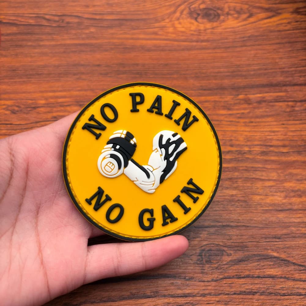 1Pc Round No Pain No Gain Fitness Dumbbell Slogan Luminous 2D Flat Pvc Material Patch with Free Felt Round Yellow Motivational Slogan Iron Lifting Arm Luminous Effect Rubber Patch Wear-Resistant Backpack Vest Patch