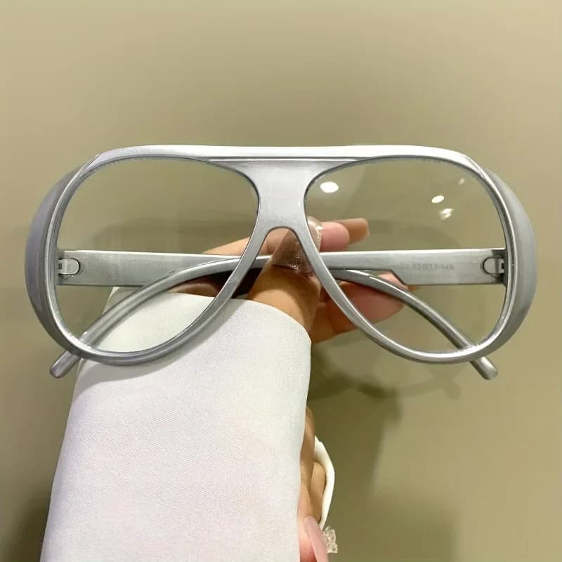 Un paio di occhiali quadrati con montatura grande, uguagliati per uomo e donna, semplici e alla moda, adatti per l'uso quotidiano.