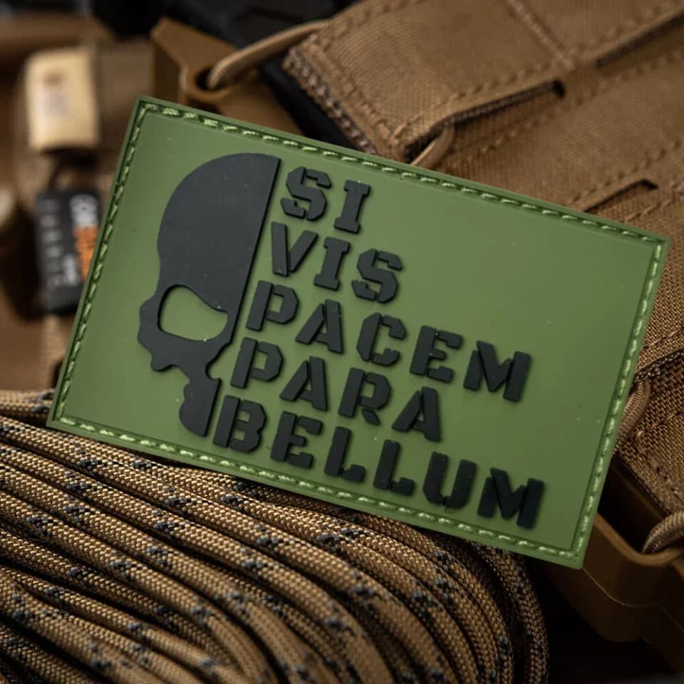 Patch Tattico in PVC PACEM AND BELLUM, Distintivo Militare con Teschio e Velcro, Adesivo per Abbigliamento e Zaini