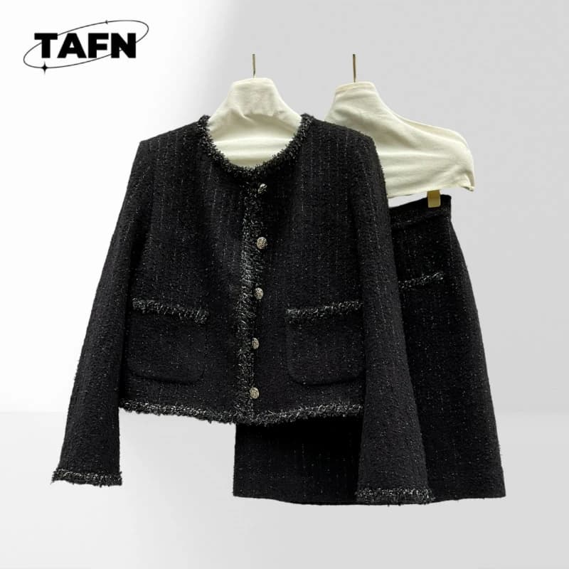 Fashion-Forward Women's Skirt and Top Set, Easy to Style for Any Event Effortlessly Stylish Women's Skirt Set, AK2138