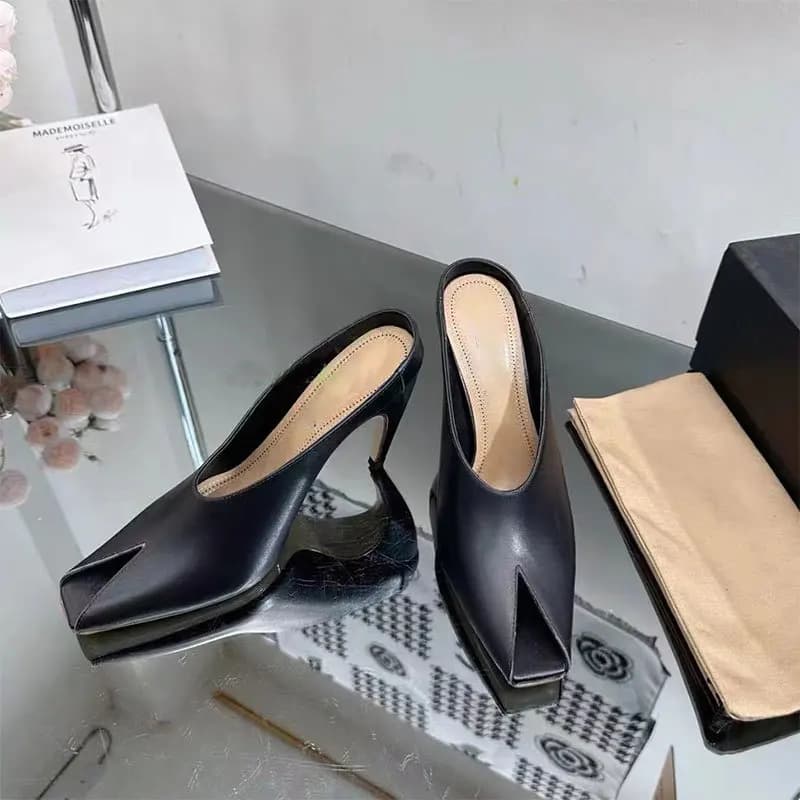 Sandali in pelle verniciata con tacco alto a forma speciale Pantofole sexy con punta aperta quadrata poco profonda Scarpe da donna di grandi dimensioni