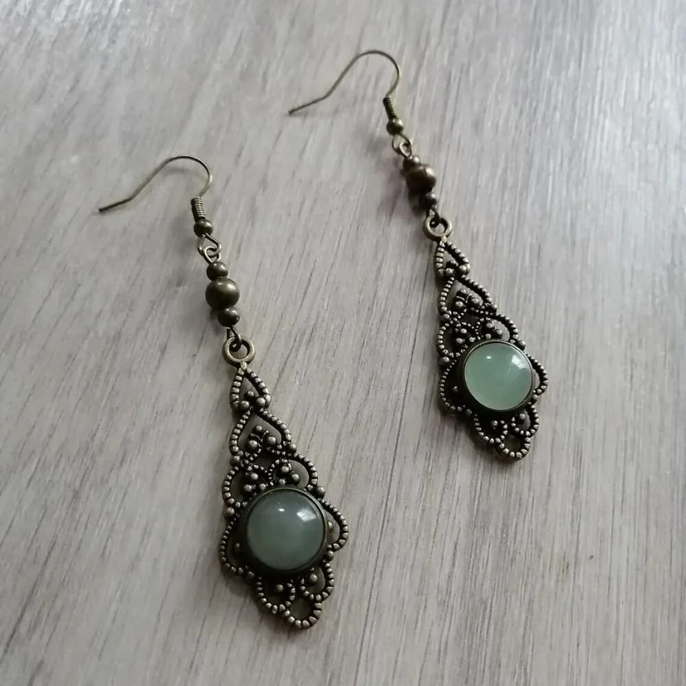 Orecchini Pendenti Gotici Vittoriani in Bronzo con Fiore Traforato e Avventurina Verde per Donna, Accessorio Gioiello Regalo