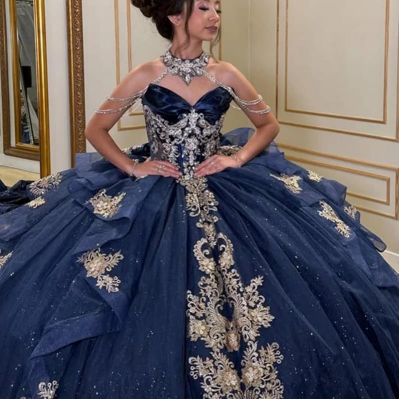 Abito Quinceanera blu scuro lucido con spalle scoperte Decalcomania glitterata con stratificazione di pizzo Coda lunga Fiocco abiti da 15 Quinceanera Personalizza