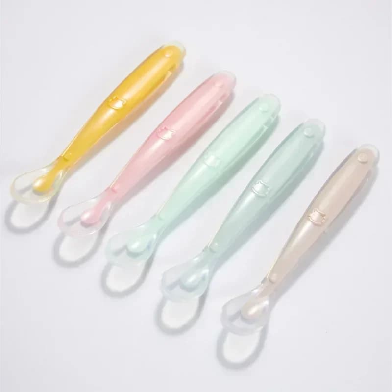 Cucchiaio per bambini in silicone morbido Cucchiaio per addestramento per l'alimentazione alimentare complementare per neonati Cucchiaio con punta morbida Stoviglie per bambini