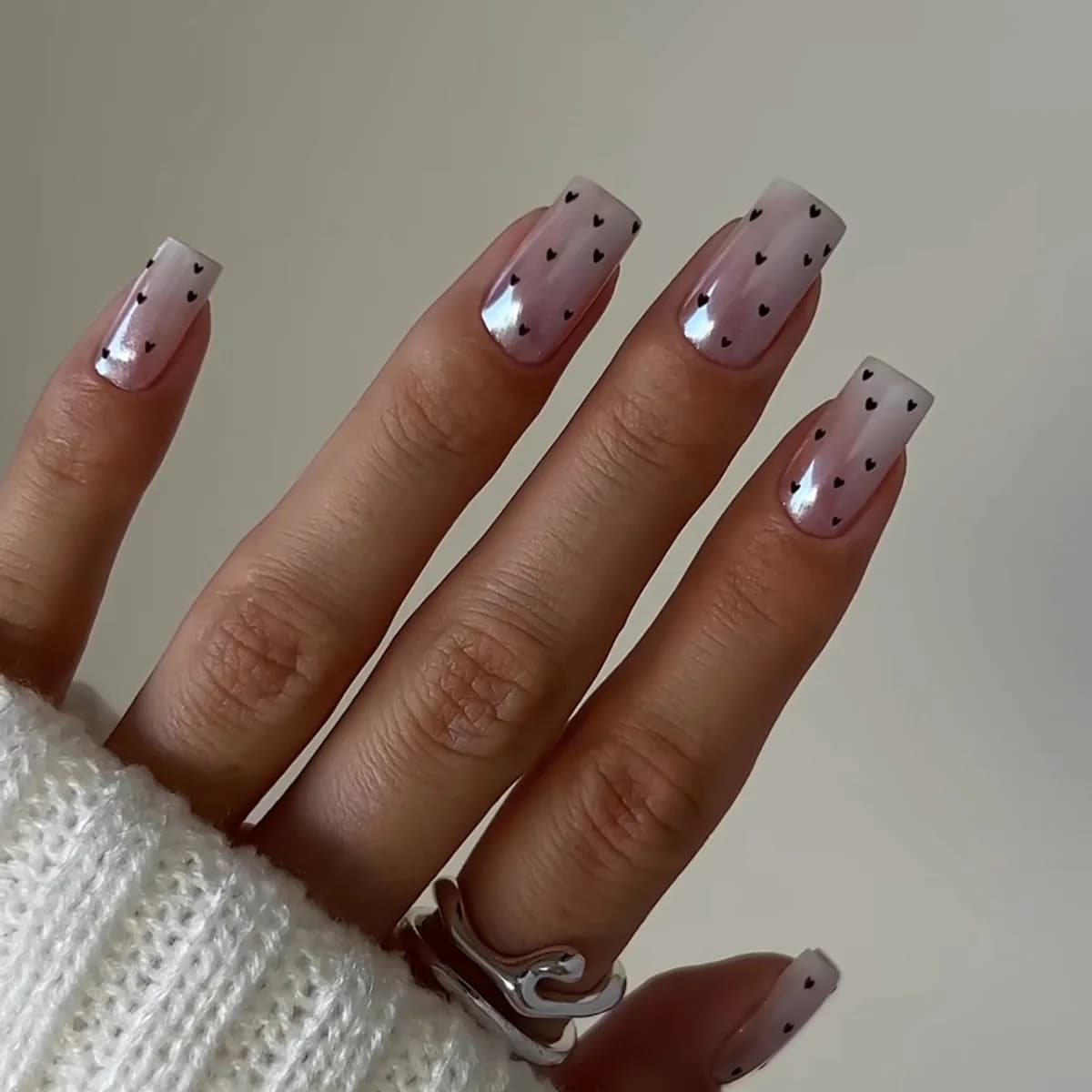 24 Pezzi Unghie Finte Semplici Rosa e Bianche Sfumate Stile Francese, Lucide con Cuori, Adesivi per Unghie Corte e Indossabili per Donne