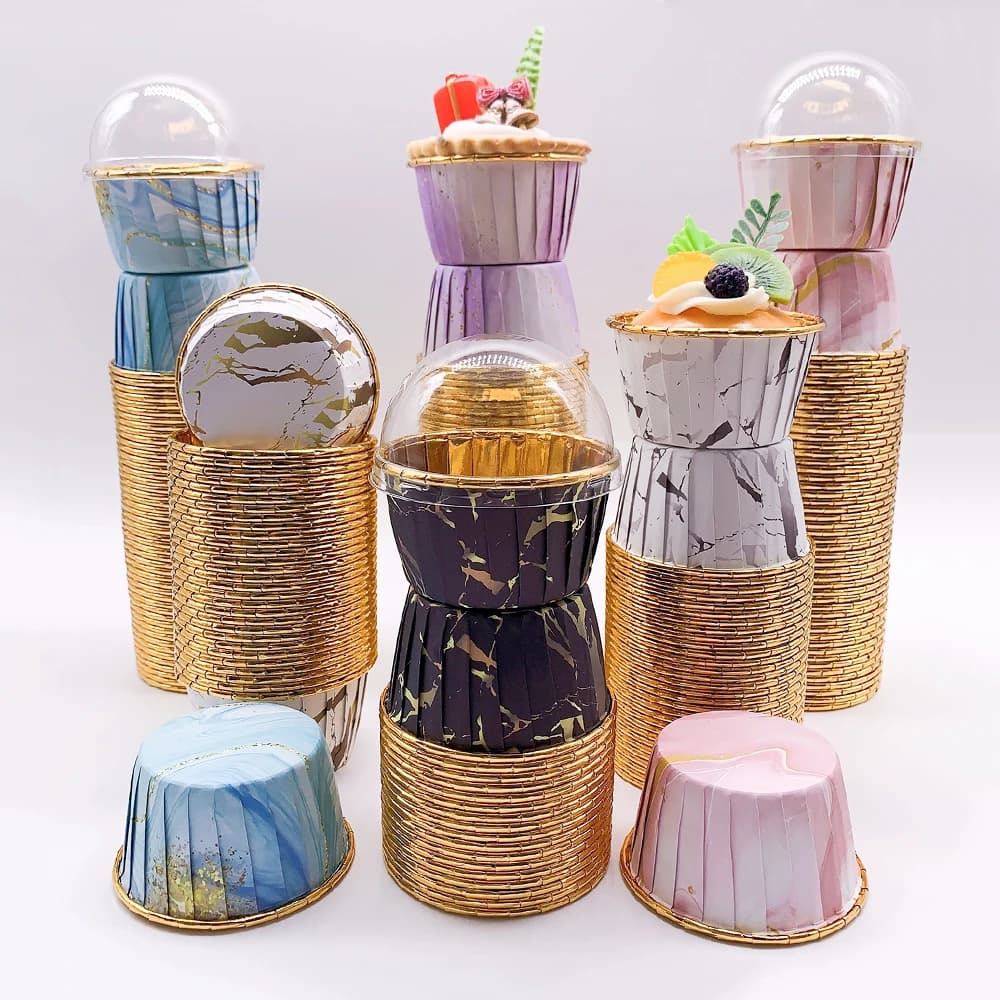 Set, 50 bicchieri per cupcake usa e getta con coperchi, bicchieri per muffin usa e getta, fodere per cupcake lucide resistenti al calore, pirottini da forno