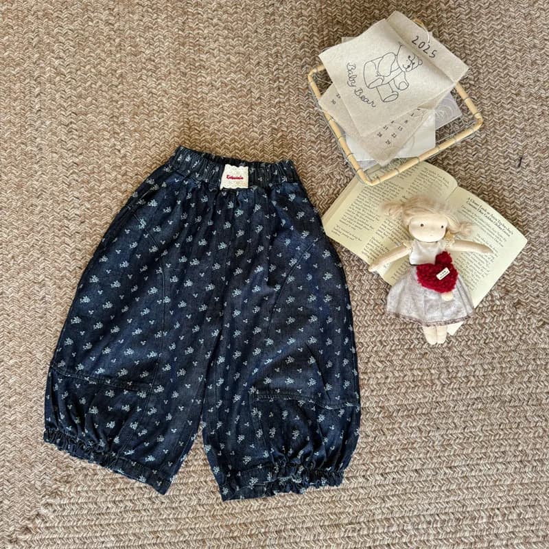 Pantaloni da ragazza con motivi floreali Jeans a gamba larga Primavera e autunno 2025 Nuovi pantaloni alla moda e alla moda in stile coreano