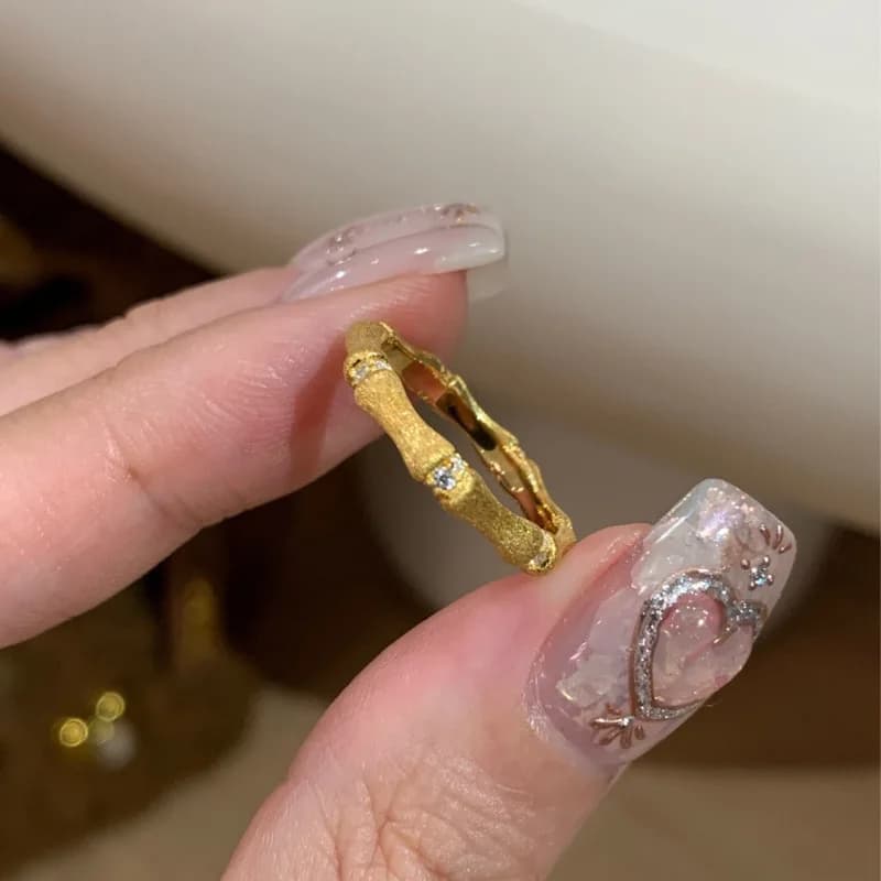 Anello con zircone spazzolato in stile medievale per donna, anello per dito indice versatile di lusso leggero di fascia alta di nicchia Nuovo prodotto all'ingrosso