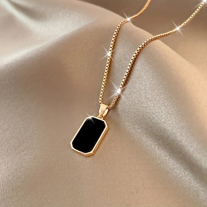 Un'elegante collana con pendente nero placcato oro 18 carati per accessori da donna per tutti i giorni e per le occasioni speciali, regali di San Valentino.