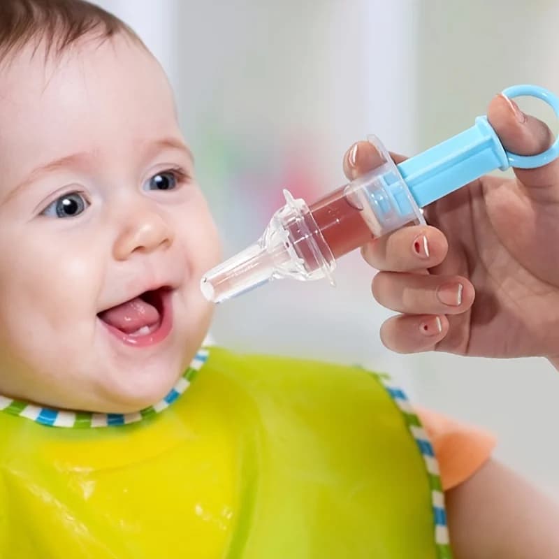 Alimentatore per ciuccio per bambini, dispenser per medicinali liquidi per bambini, alimentatore per acqua con ago in silicone antisoffocamento, con tazza di misurazione da 20 ml