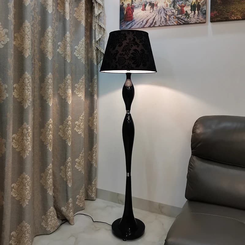JJ Lampada da scrivania nera semplice postmoderna Camera da letto comodino decorazione di moda creativa Studio verticale Soggiorno Lampada da terra cinese