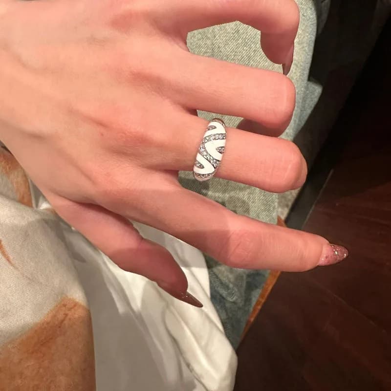 Fashion Wave Exquisite Diamond inlay White Enamel rings for women Light Luxury Vintage Simple Stacking Ring Jewelry