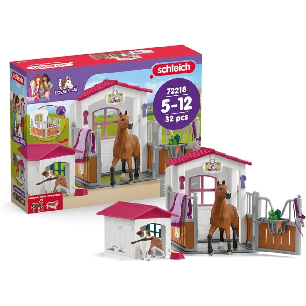 Schleich Horse Club - Set da Gioco con 32 Pezzi: Stalle per Cavalli e Cuccia per Cani - Realistiche Statuette di Cavalli da Corsa e Cani con Accessori - Eque