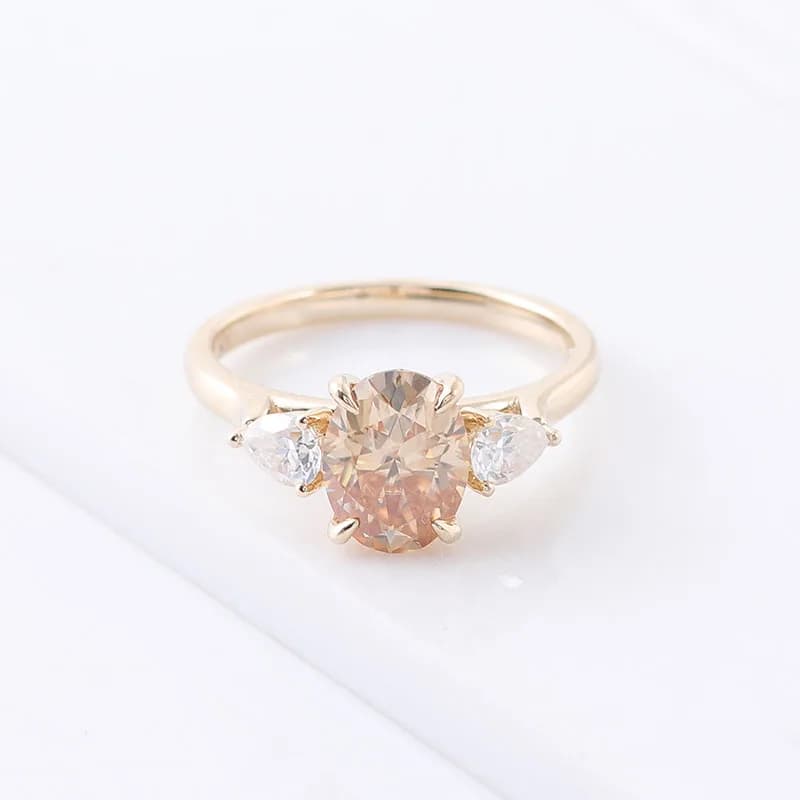 Anello con tre pietre in oro giallo 10 carati provenzale con diamante ovale Moissanite champagne da 6 * 8 mm per regalo per fest