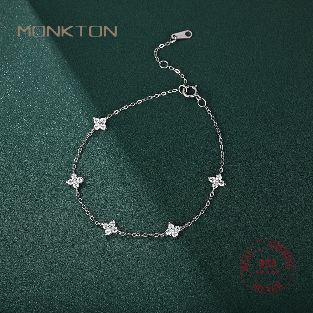 Bracciale a forma di fiore di trifoglio in zircone argentato lucido, regalo di gioielleria raffinata per l'eleganza quotidiana delle donne