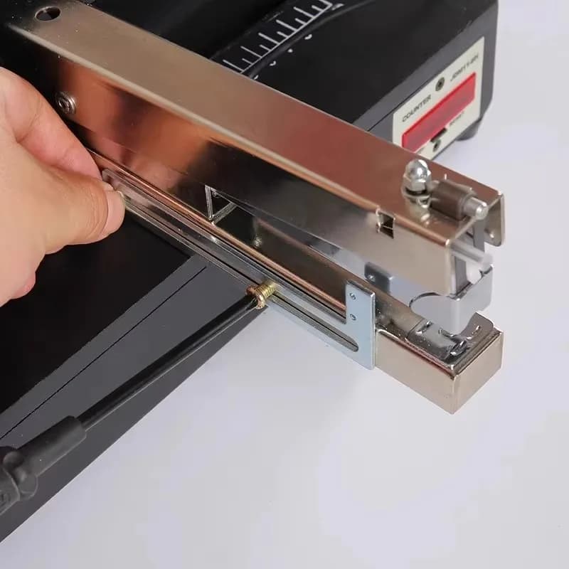 Cucitrice elettrica per rilegatura piatta: comoda, veloce e facile da usare per materiale scolastico e per ufficio