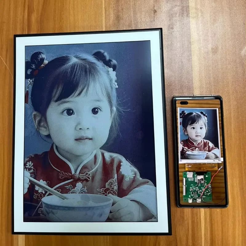 Cornice Fotografica Digitale Smart WiFi da 13,3 Pollici con Display E-Ink, Invia Foto dal Telefono per la Famiglia