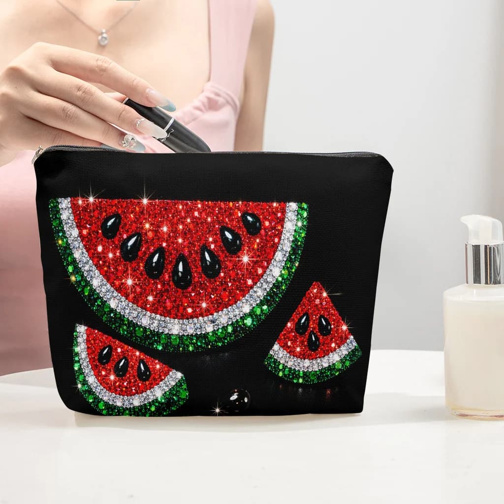 Borsa per il trucco decorativa in cristallo a forma di anguria da 1 pezzo - Pochette multifunzionale con cerniera per donna, perfetta borsa da viaggio con cerniera, divertente regalo di compleanno