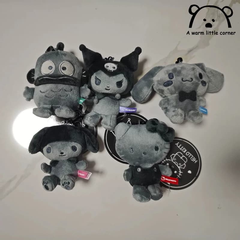 Carbon Black Series Kulomi Melody Ciondolo in peluche Bambola di cartone animato Portachiavi in peluche periferico Zaino Ciondolo decorativo Regalo creativo