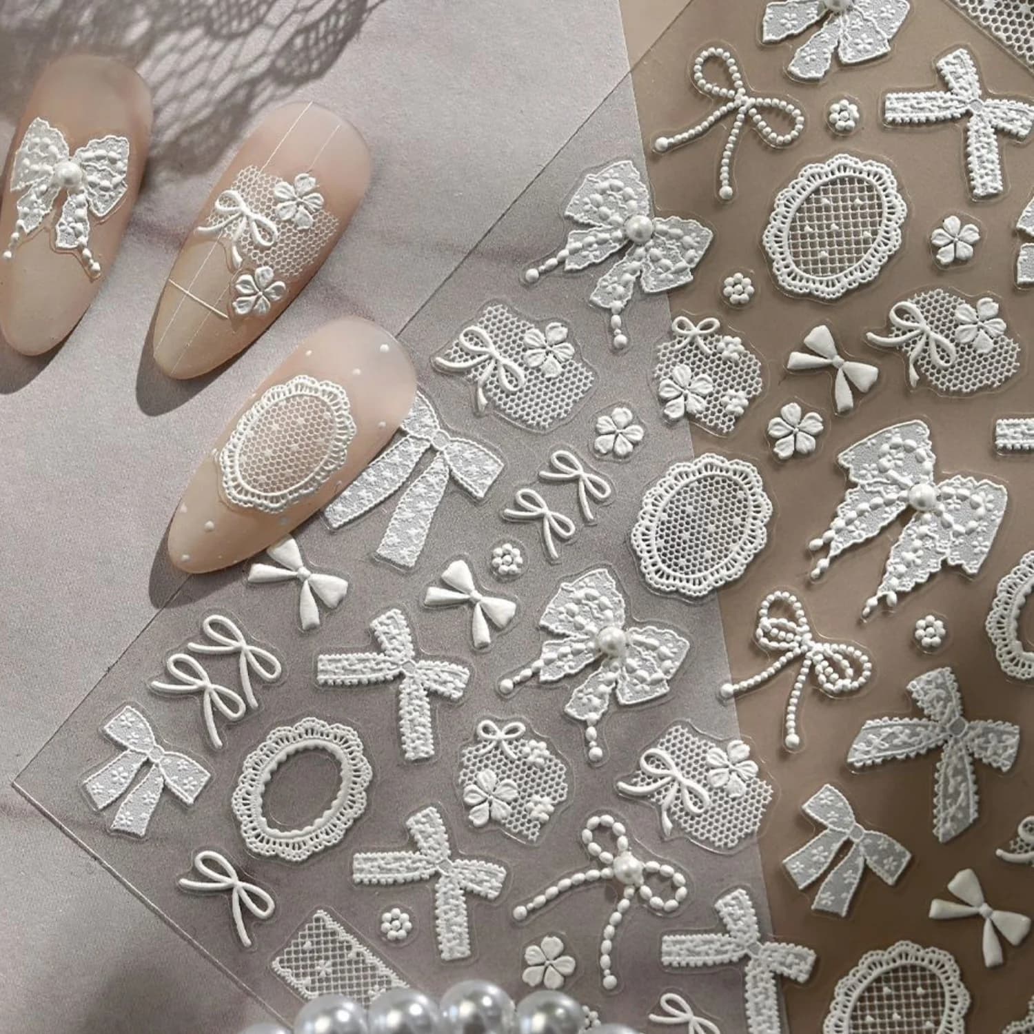 Eleganti Adesivi per Unghie con Fiocco Francese 5D in Rilievo, Fiocco in Pizzo Bianco, Perla, Cornice Ovale Traforata, Decorazioni Autoadesive per Manicure