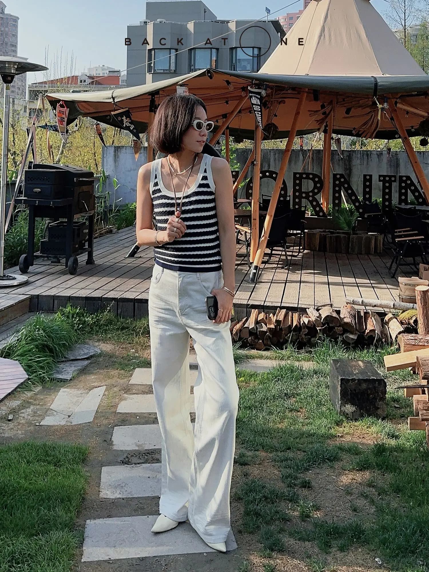 Jeans da Donna Backatone con Design 3D, Gamba Dritta e Leggermente Svasata, Blu Chiaro, Chiusura con Cerniera Lunga, per Primavera ed Estate