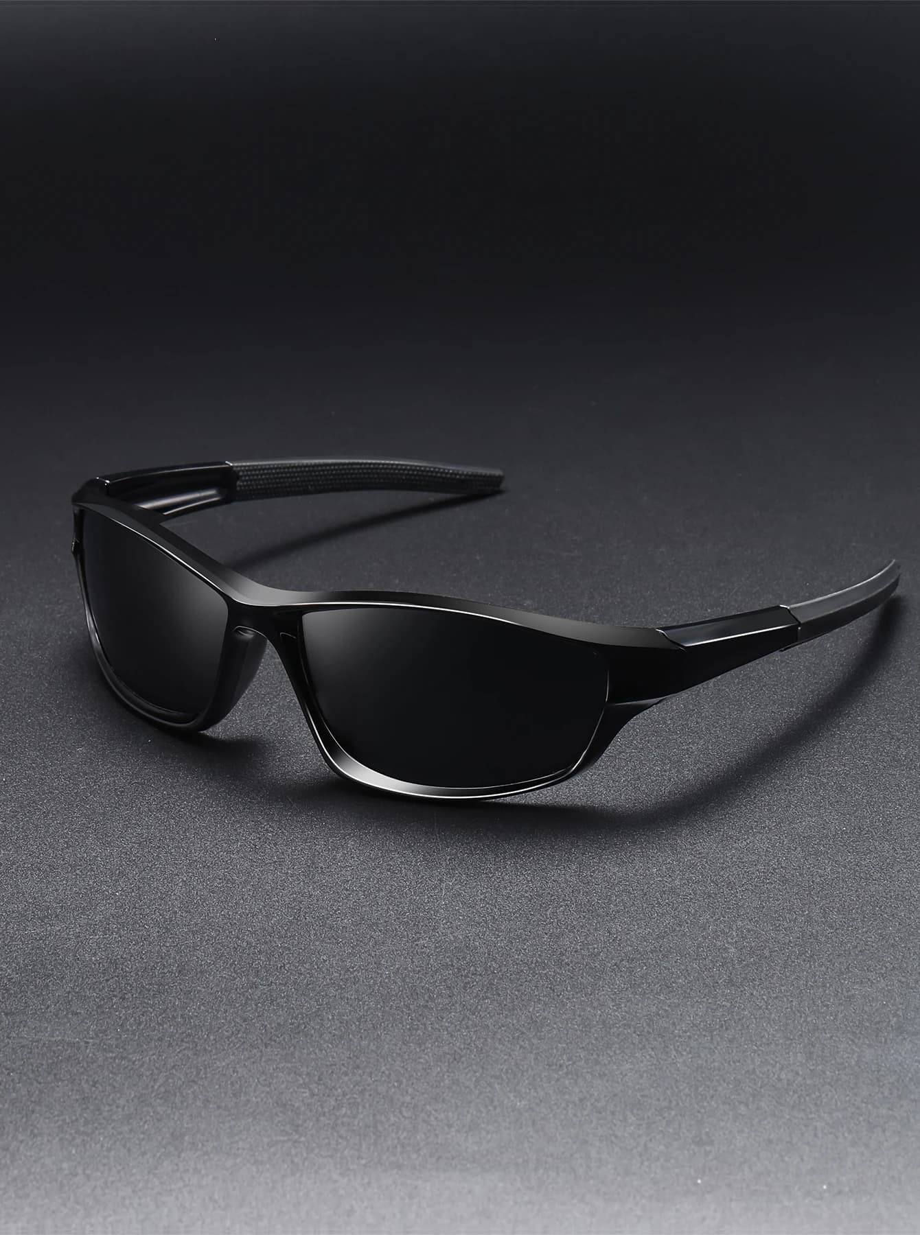 Classic retro fashion glasses, unisex, easy to carry, PC material, durable.