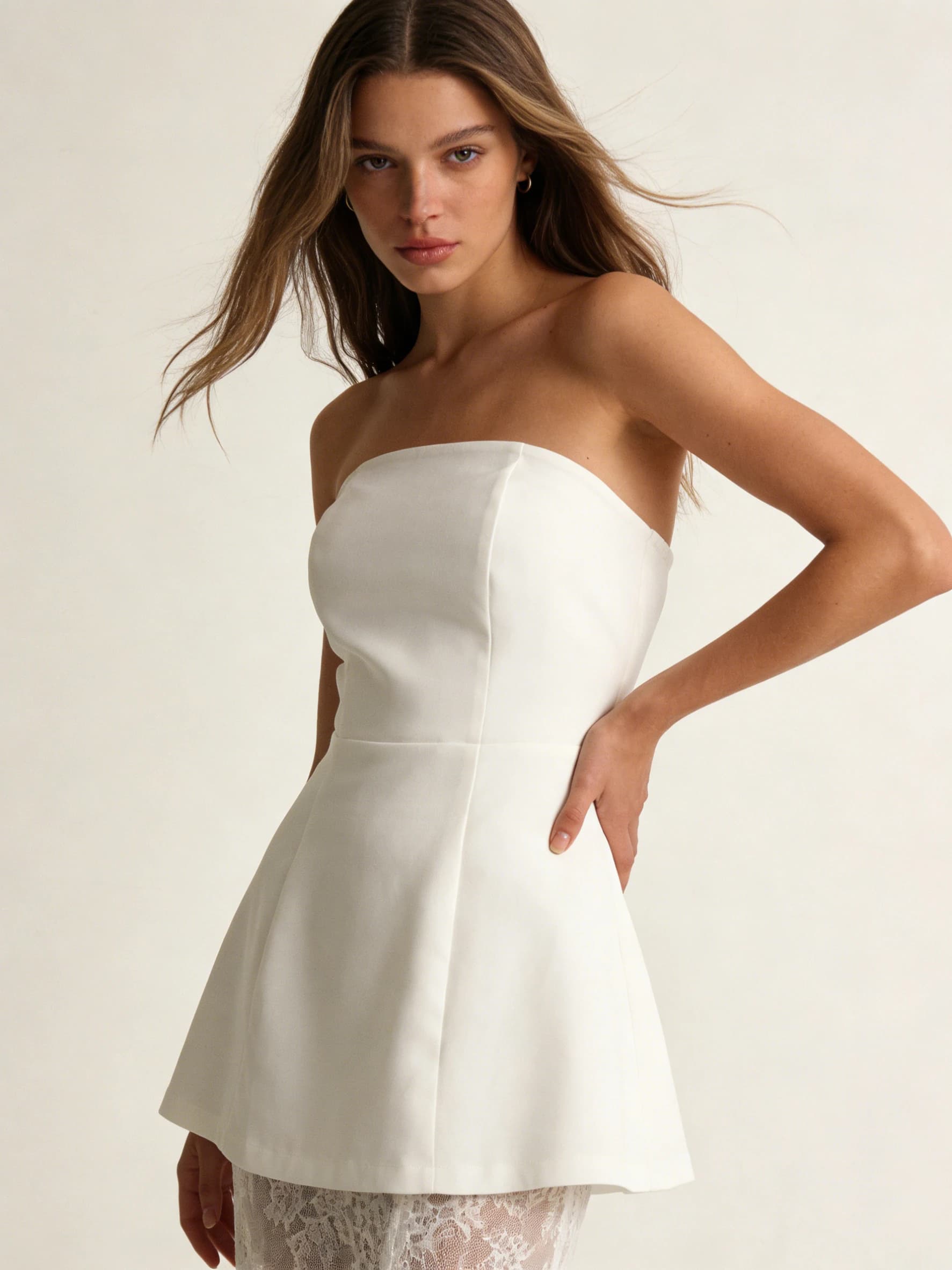 Complete two pieces for women with top peplum without straps and long lace skirt, elegant evening dress in French style for parties, clubs, weddings and special occasions.