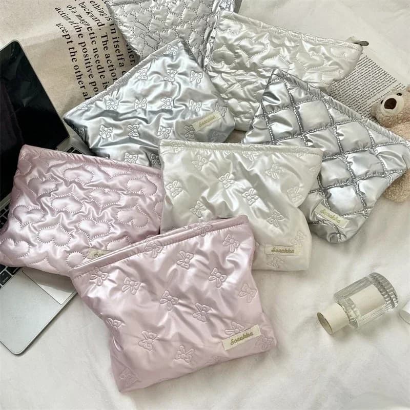 Borsa per trucco con pochette in argento con fiocco a forma di cuore Borsa per trucco portatile da donna Articoli da toeletta per la cura della pelle Custodia per organizer per ragazza