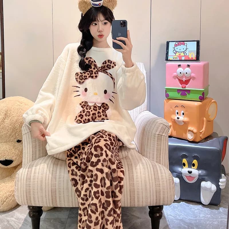 Pigiama in Peluche Hello Kitty, Set 2 Pezzi Sanrio Kawaii, Invernale Imbottito, Dolce Completo da Casa per Donne con Collo a O e Pantaloni in Flanella