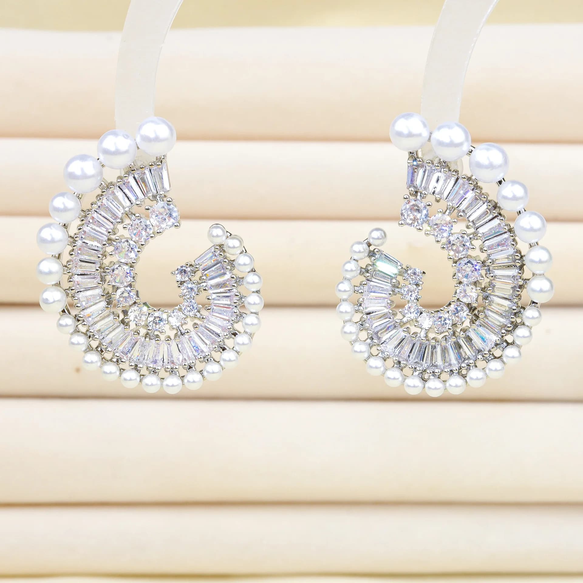HIBRIDE Orecchini di perle di moda di lusso C Abito quotidiano da donna Gioielli decorativi adatti per regali di festa di nozze E338