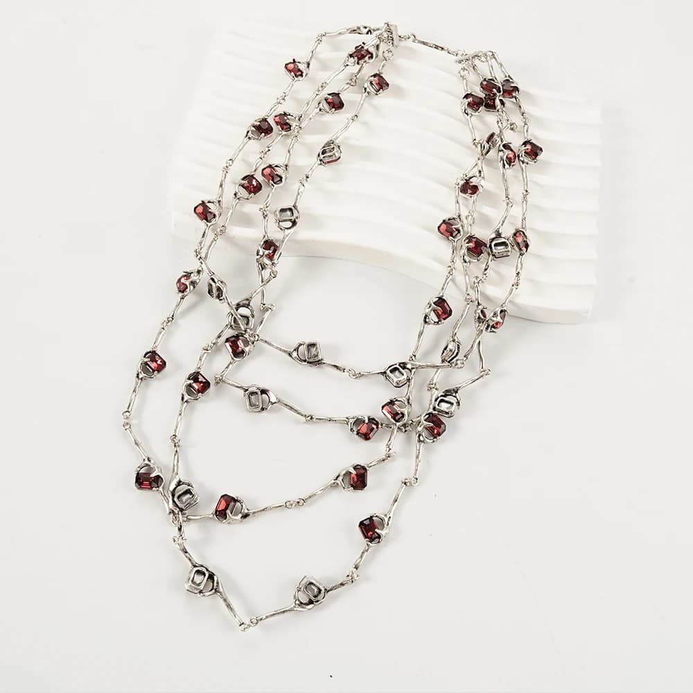 Nuova collana di lusso con catena in osso con lucchetto multistrato europeo e americano per le donne che viaggiano accompagnato dai gioielli