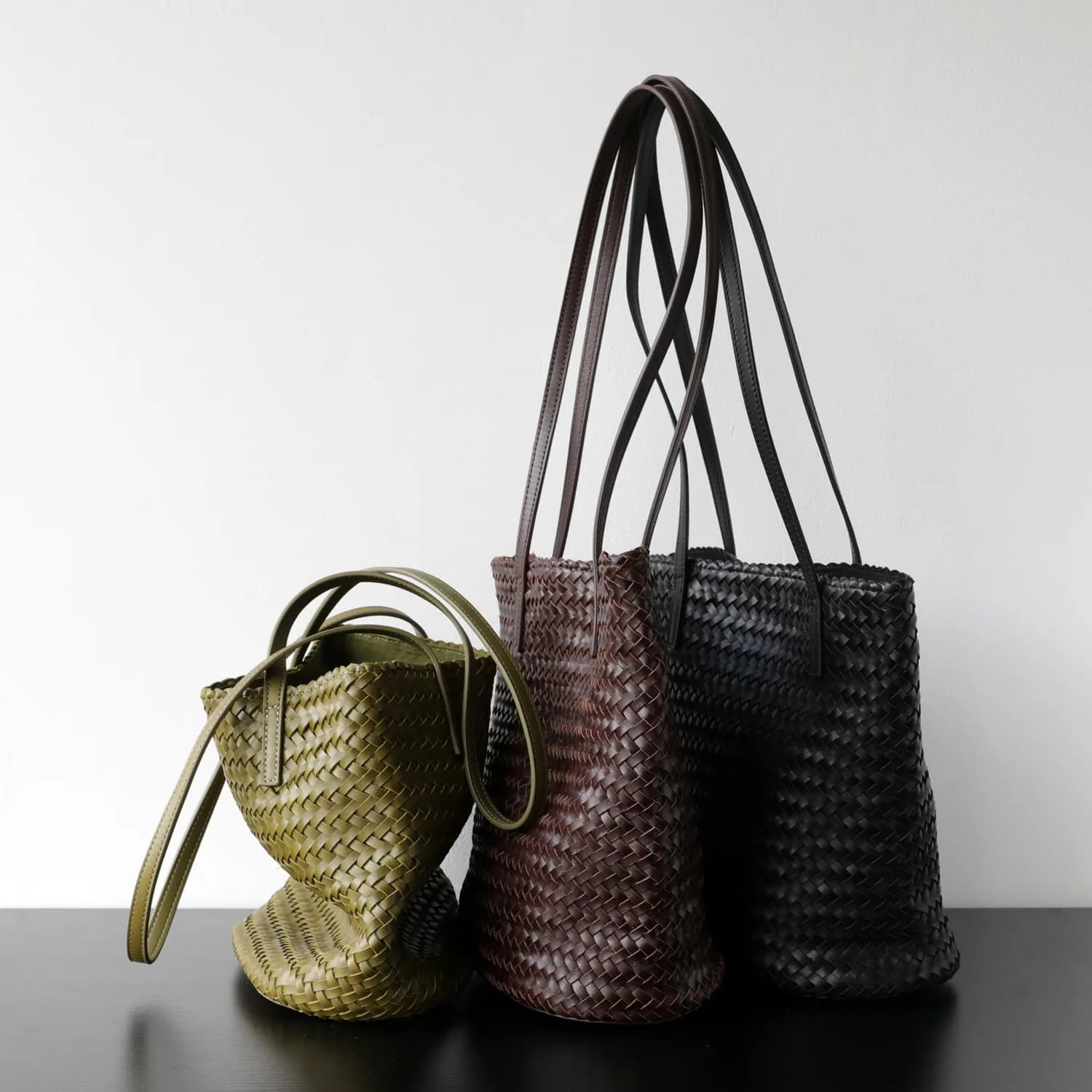 Borsa da ascella in pelle di vacchetta conciata al vegetale Borsa a secchiello a mano in vera pelle dal design semplice e pigro intrecciata a mano per uso casual